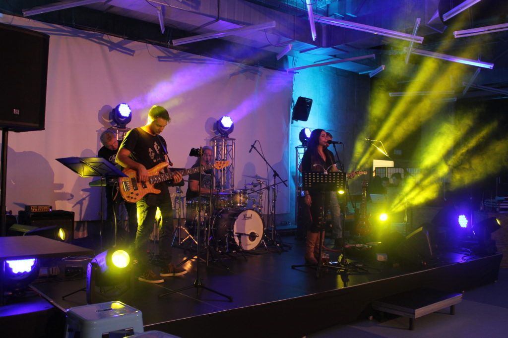 Nazvučenie kapely na firemnom večierku. Efektové svetlá a pódium.