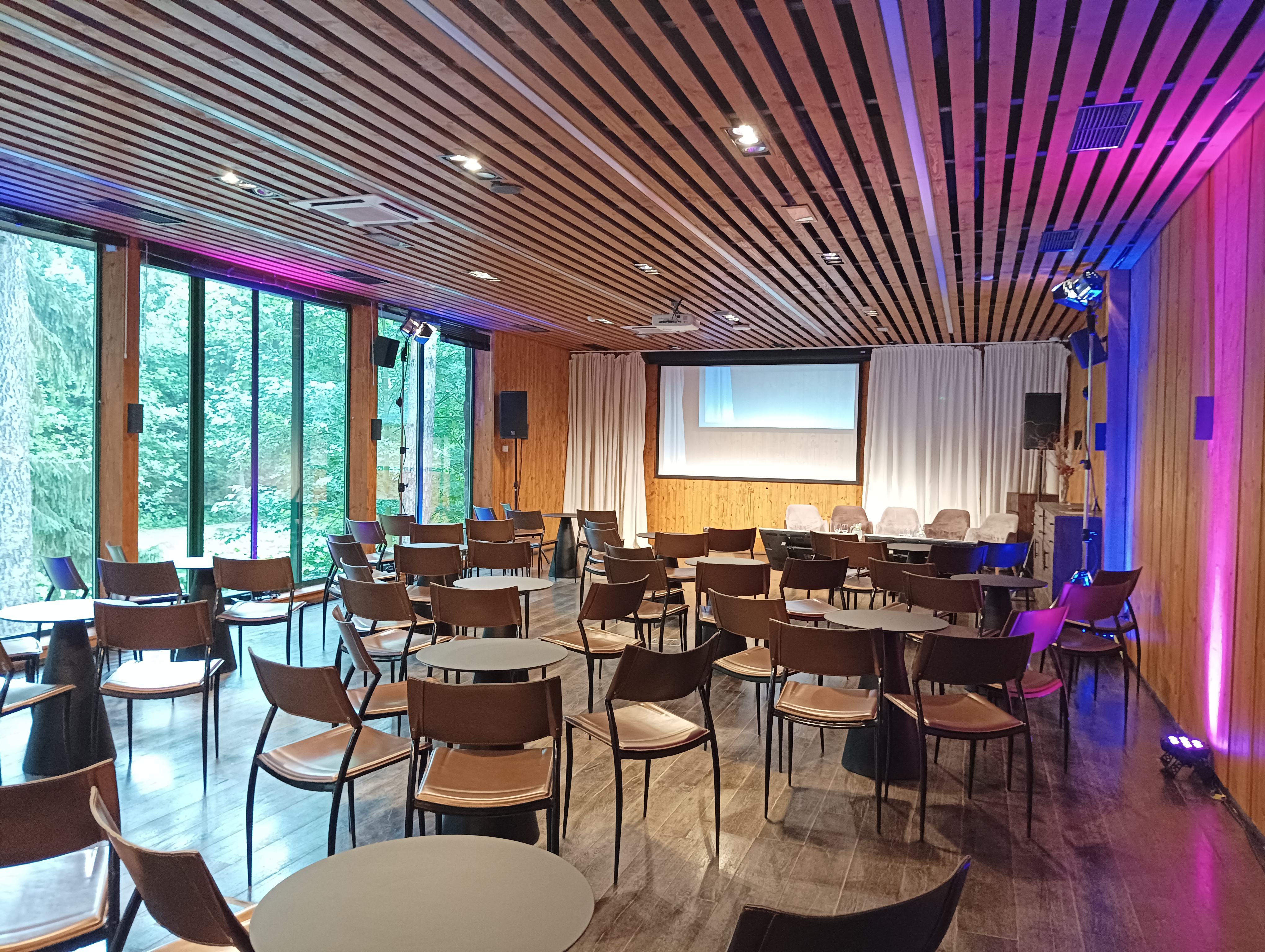 Technické zabezpečenie konferencie osvetlenie ozvučenie