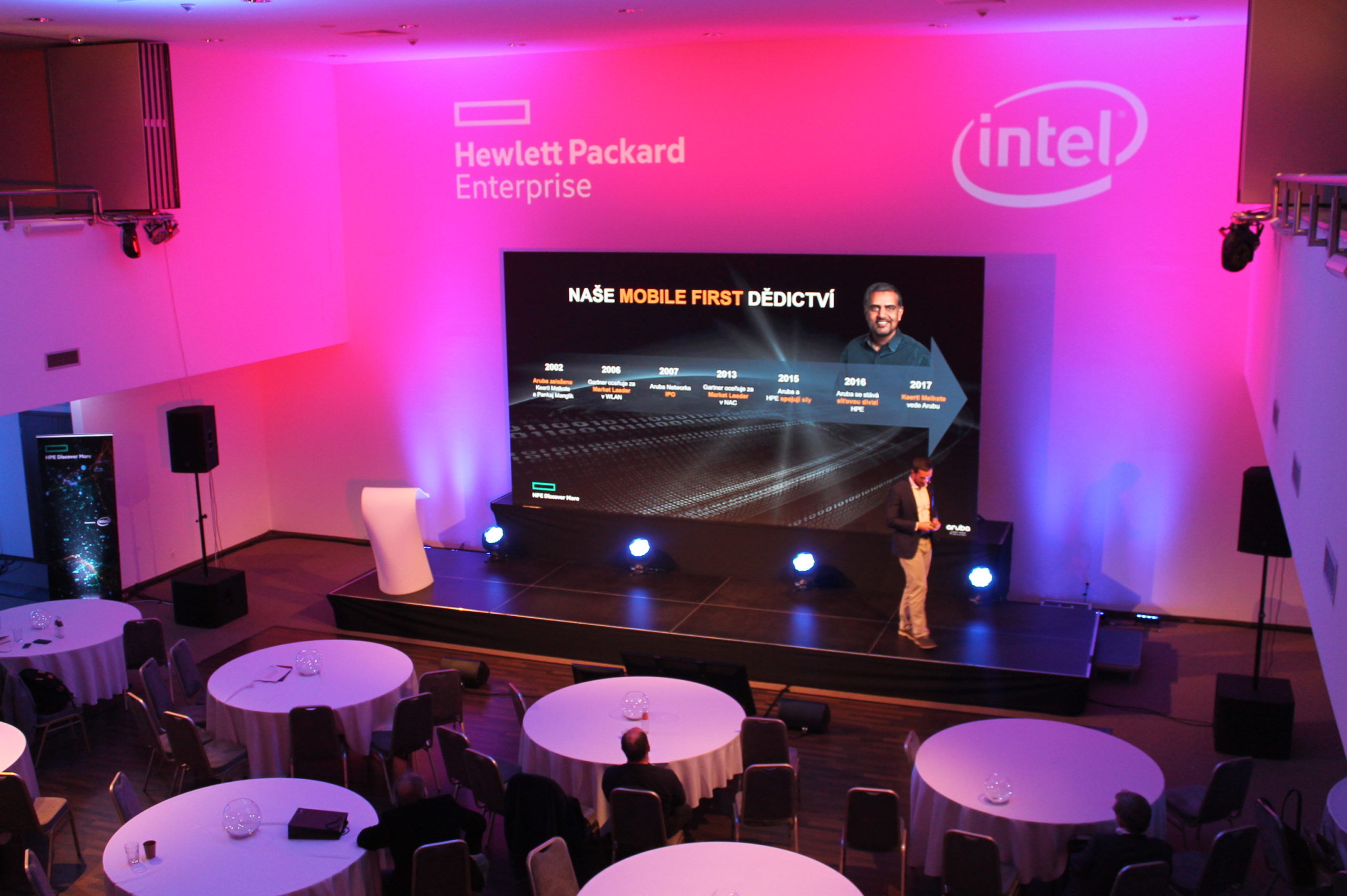 P=odium s postavenou Led stenou na vyvýšenom mieste za pódiom s osvetlením a ozvučením.