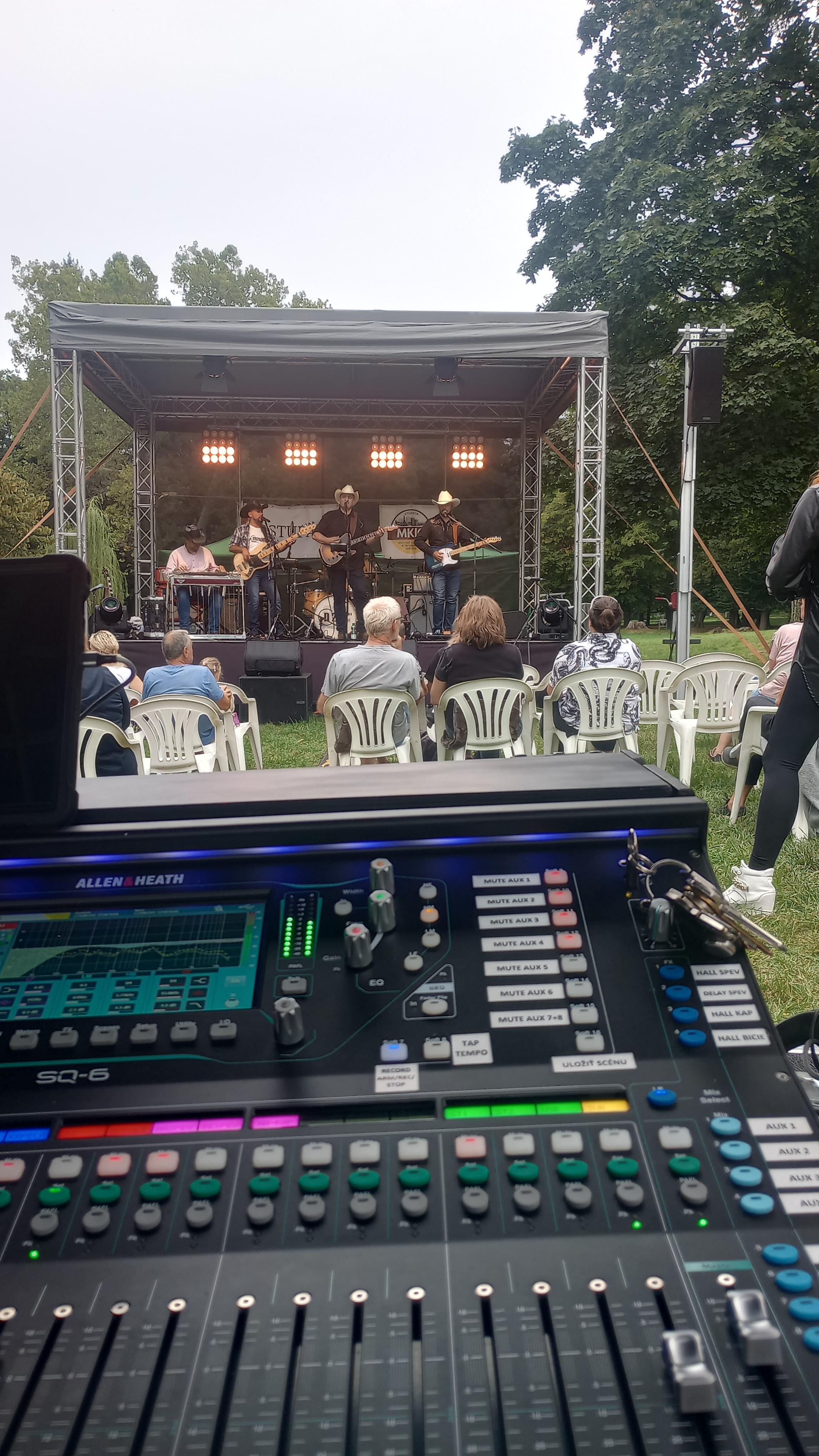 Zvukár urobil záber z réžie od mixážneho pultu