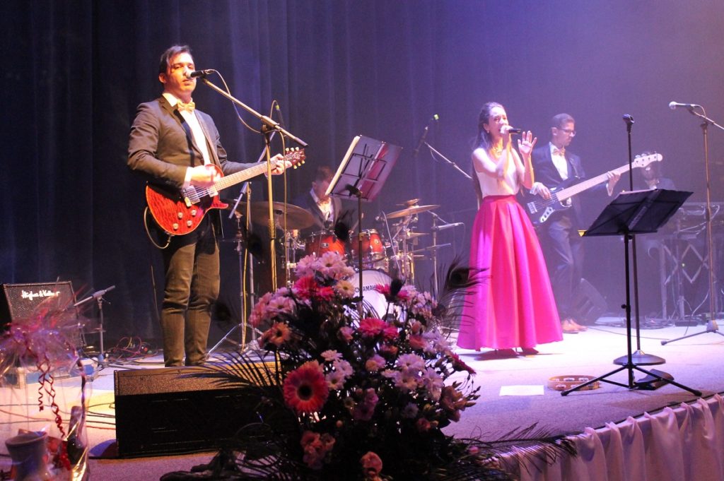 Firemný večierok na ktorom vystupuje kapela s technickým vybavením pre eventy.