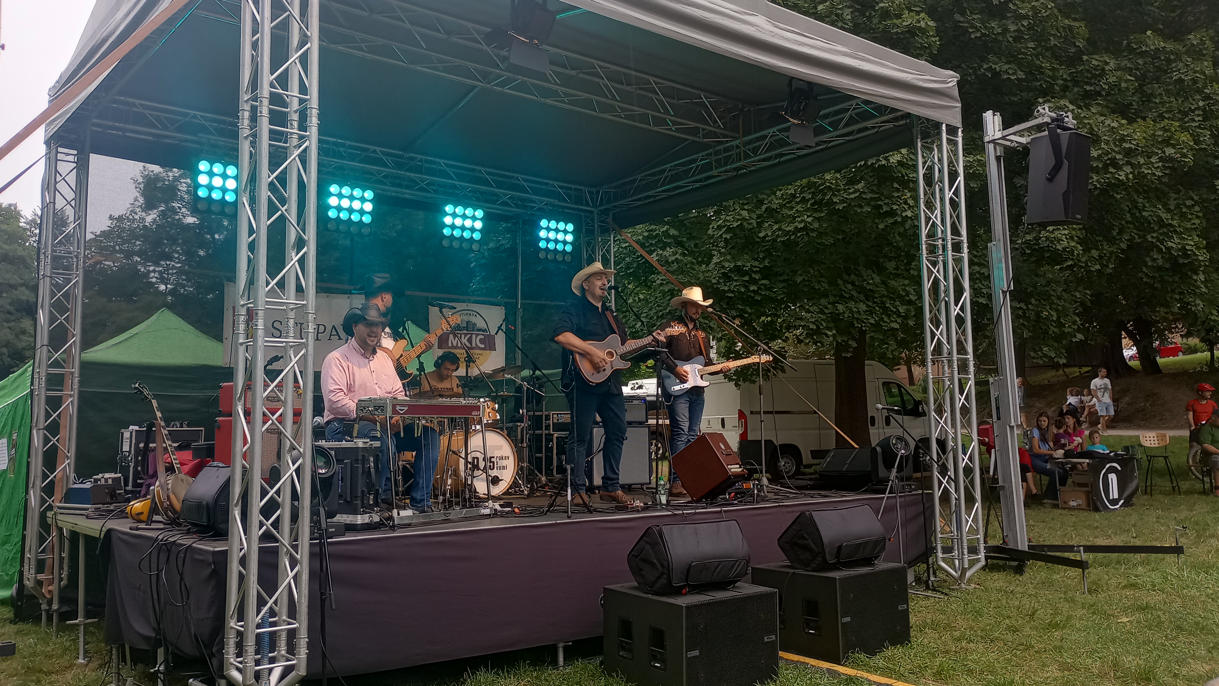 Kapela Neznámi na pódiu v Stupave